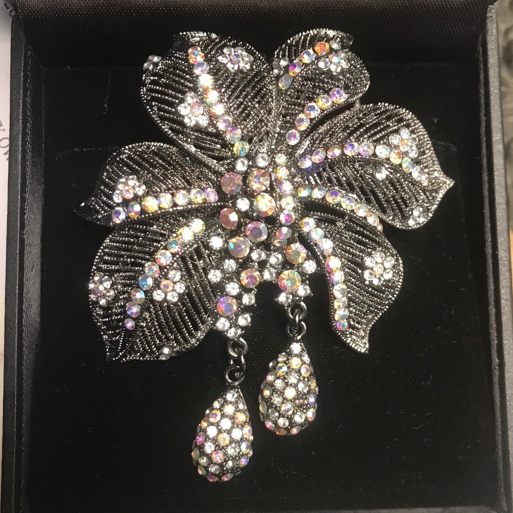 Accessory: Brooch (Costume Jewelry)